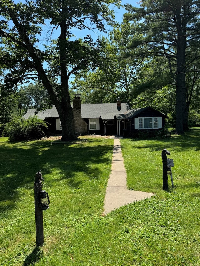 view of front of property featuring a front lawn