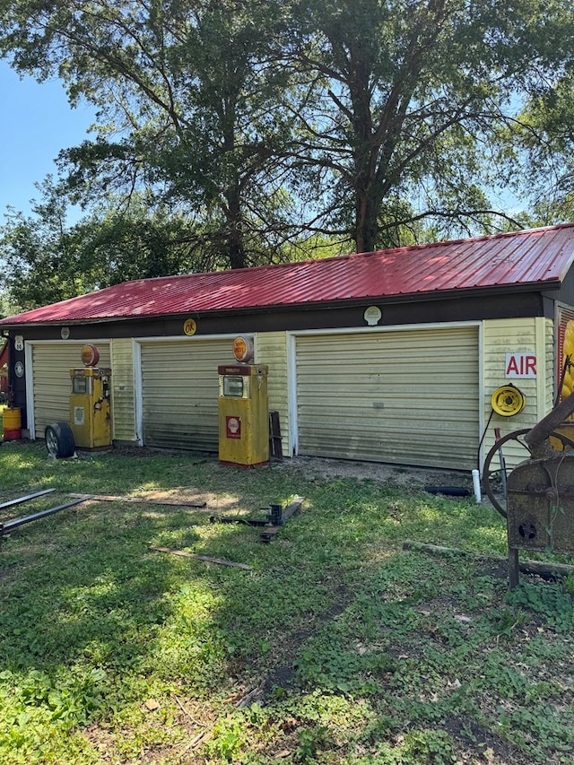 garage featuring a lawn