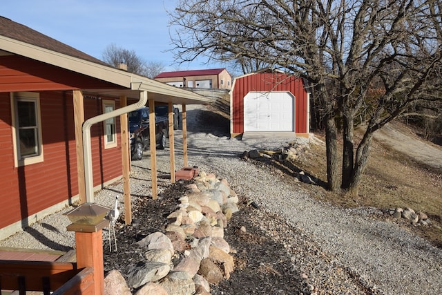 view of yard featuring a garage and an outdoor structure