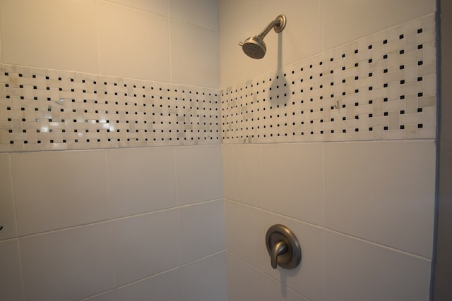 room details featuring tiled shower