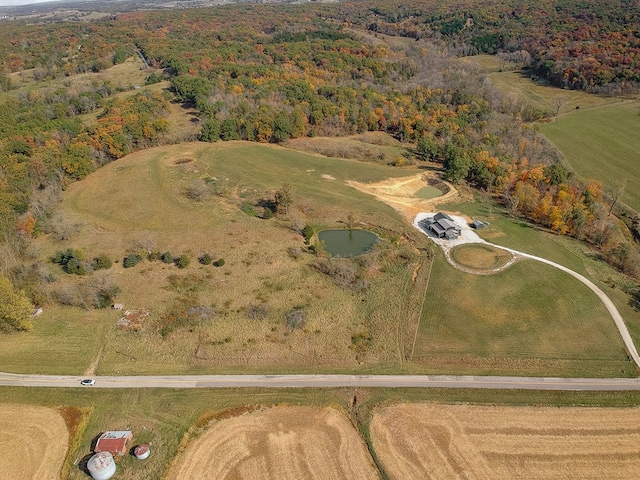 birds eye view of property featuring a rural view