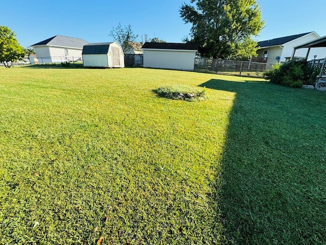 view of yard featuring a shed