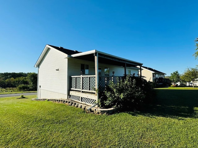 view of side of property featuring a yard