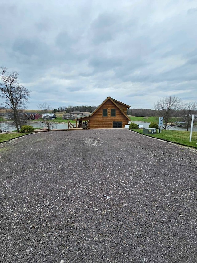 view of front of property with gravel driveway