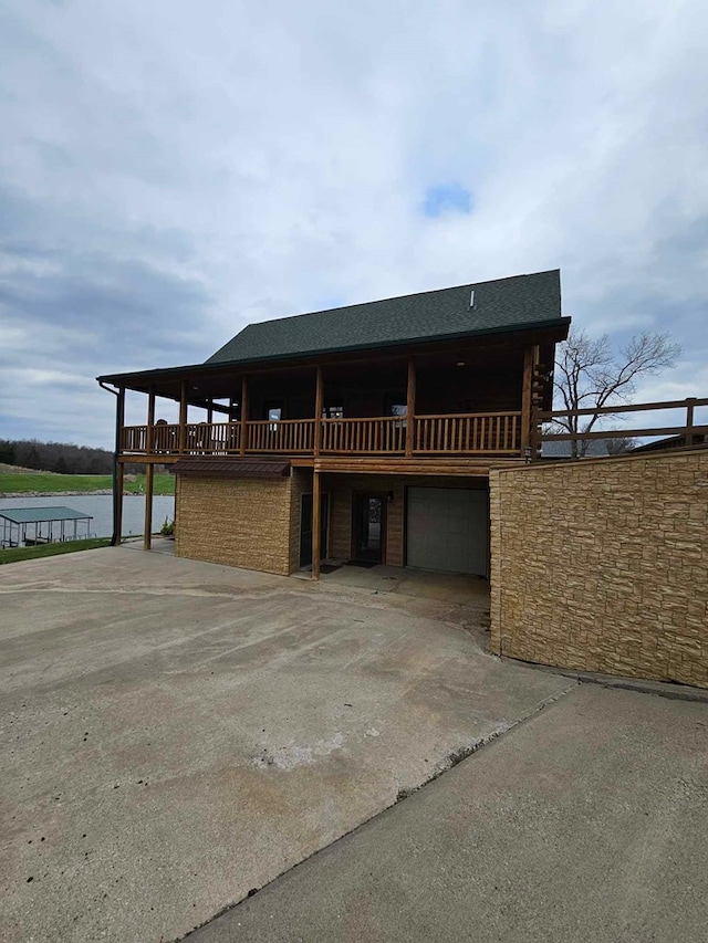 view of front of home featuring a garage, a shingled roof, and concrete driveway
