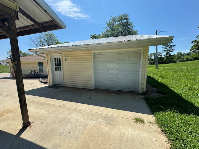 2116 S Franklin St, Kirksville, MO 63501 - detached garage featuring driveway