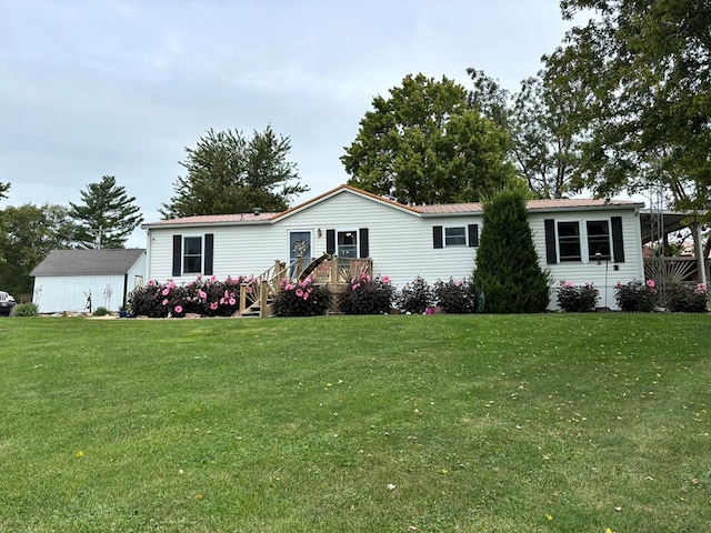 manufactured / mobile home featuring a front yard