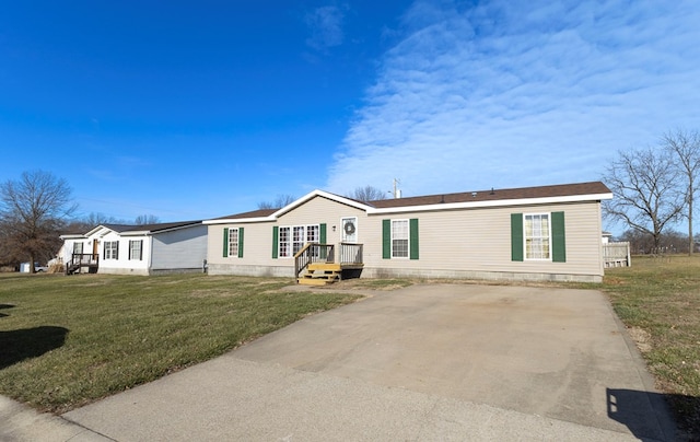 manufactured / mobile home featuring a front yard