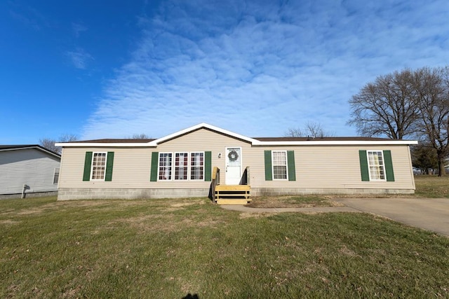 manufactured / mobile home with a front lawn