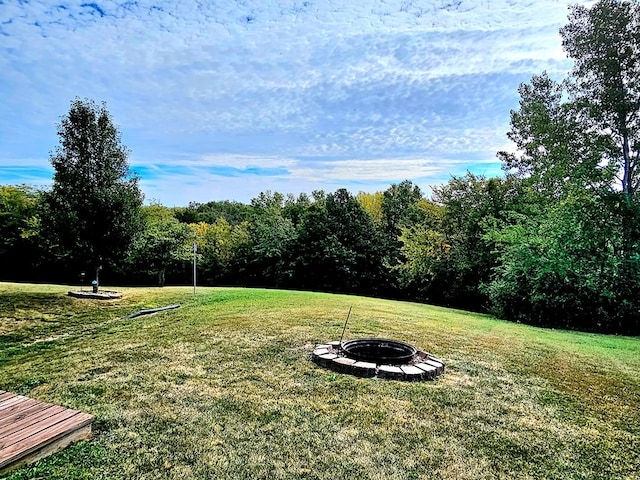 view of yard featuring a fire pit