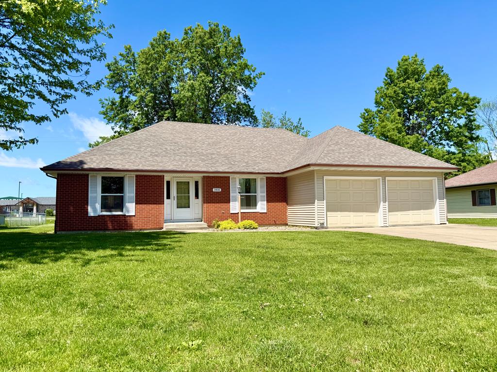 3405 Broadlawn Dr, Kirksville, MO 63501 - ranch-style house featuring an attached garage, a front yard, concrete driveway, and brick siding