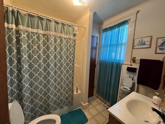 616 E Jefferson St, Kirksville, MO 63501 - bathroom featuring visible vents, curtained shower, crown molding, toilet, and tile patterned floors