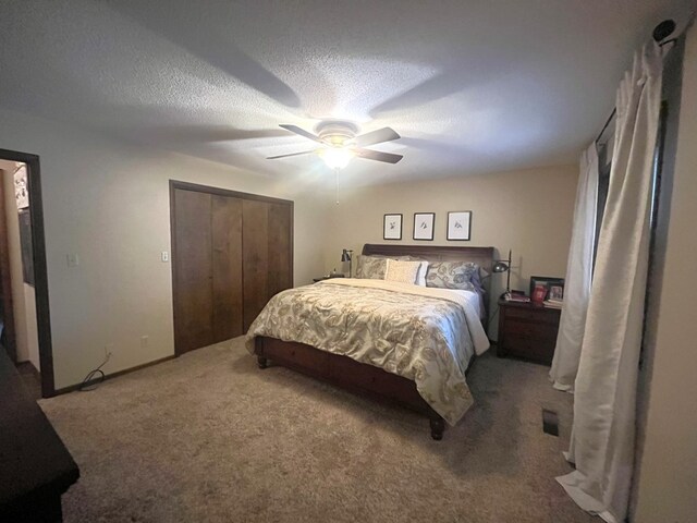 bedroom featuring ceiling fan, a textured ceiling, carpet flooring, and a closet