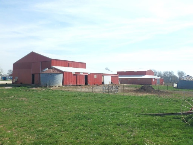 view of yard featuring an outdoor structure