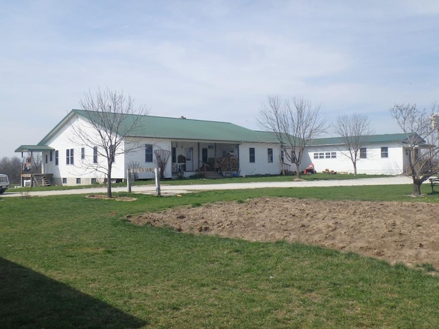 ranch-style home featuring a front lawn