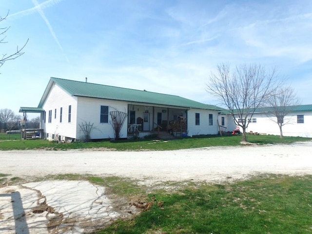 view of front facade with a front lawn