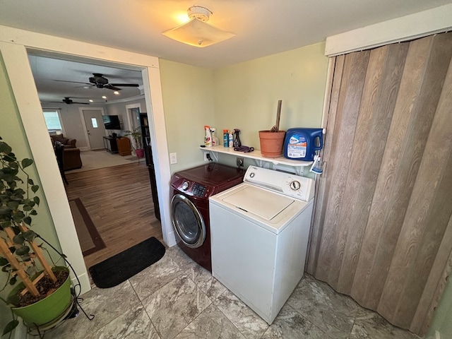 712 W Shelby, Kirksville, MO 63501 - laundry room featuring washer and dryer and ceiling fan
