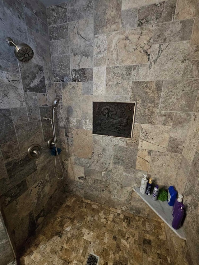 bathroom featuring tiled shower