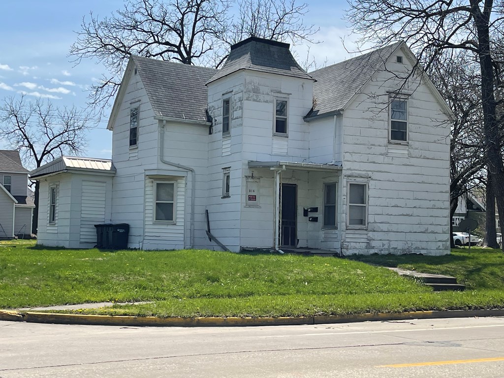 view of front of property with a front lawn