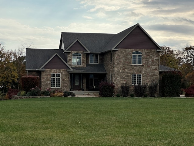 view of front of property featuring a front yard