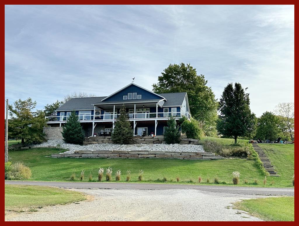 view of front of house featuring a front yard