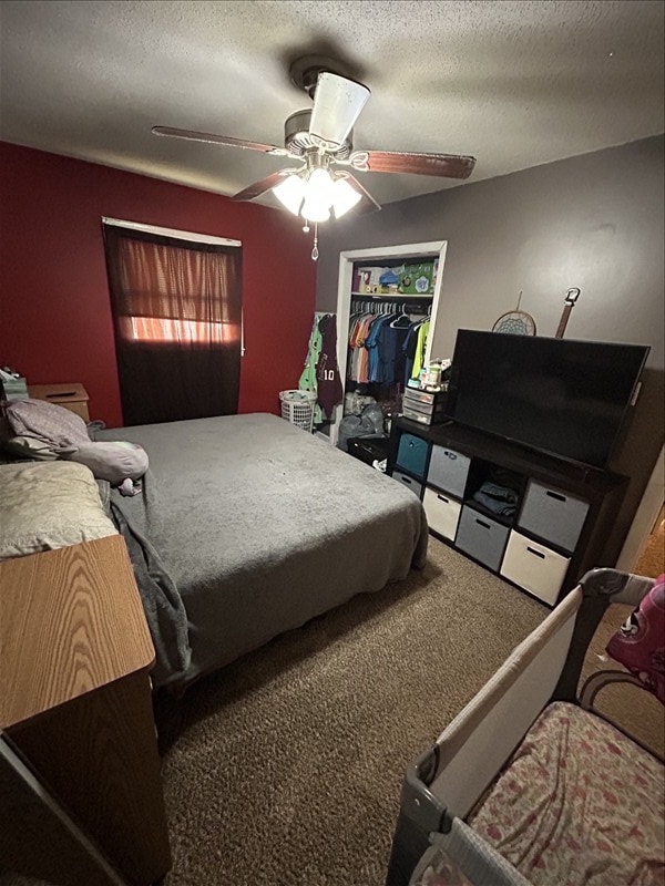 116 Adams St, Centralia, MO 65240 - carpeted bedroom featuring ceiling fan and a textured ceiling
