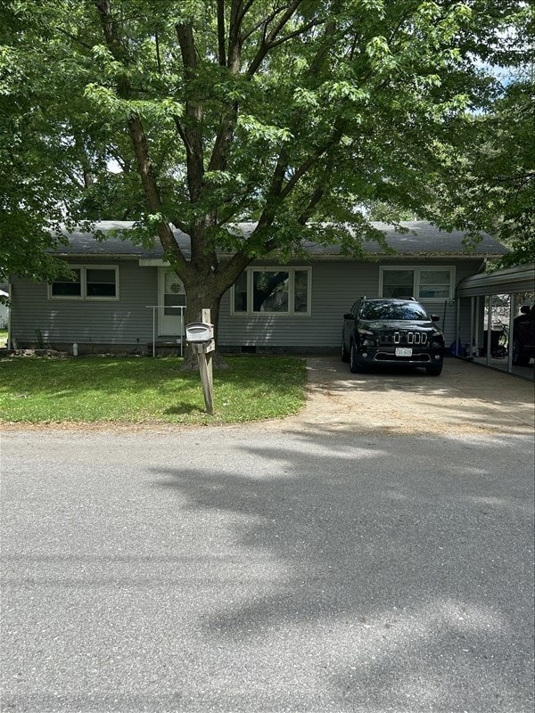116 Adams St, Centralia, MO 65240 - view of front of house featuring asphalt driveway and a front lawn