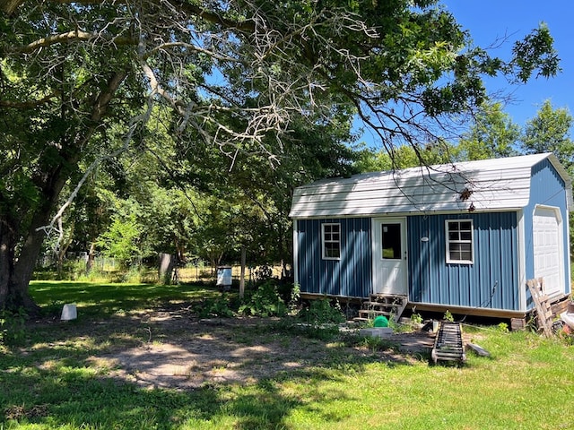 view of outdoor structure featuring a yard