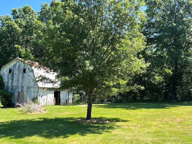 view of yard featuring an outbuilding