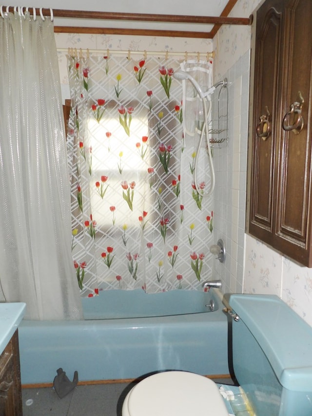 full bathroom featuring shower / tub combo with curtain, vanity, ornamental molding, and toilet