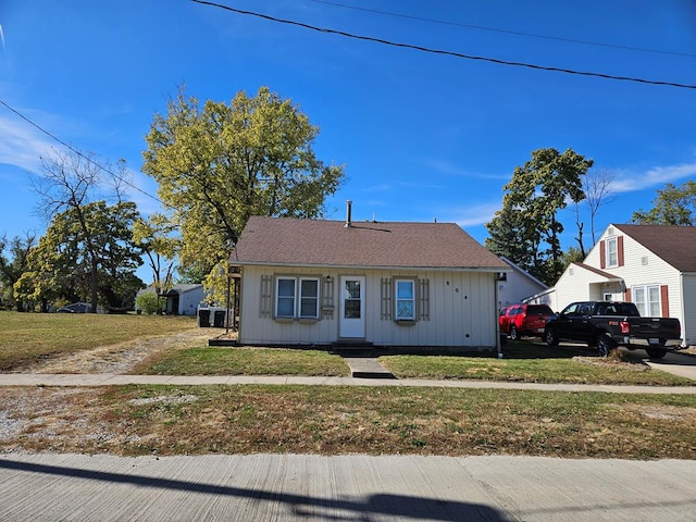 bungalow featuring a front lawn