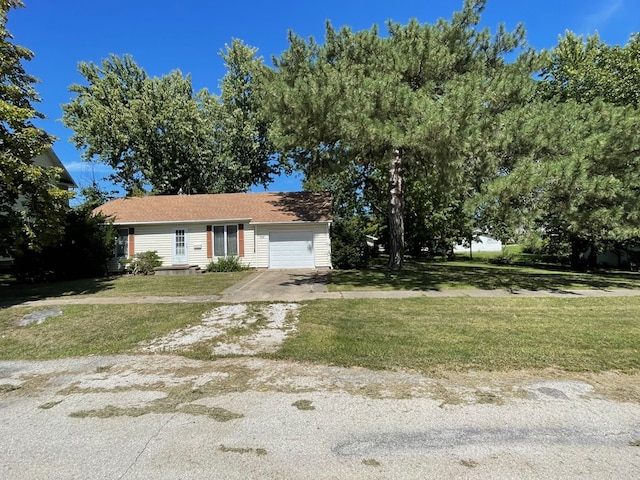 view of front of property featuring a garage and a front yard