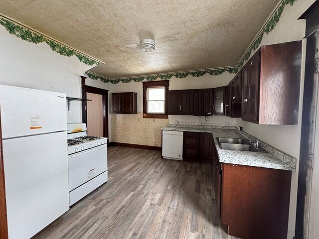 empty room with ceiling fan, a healthy amount of sunlight, dark hardwood / wood-style floors, and ornamental molding