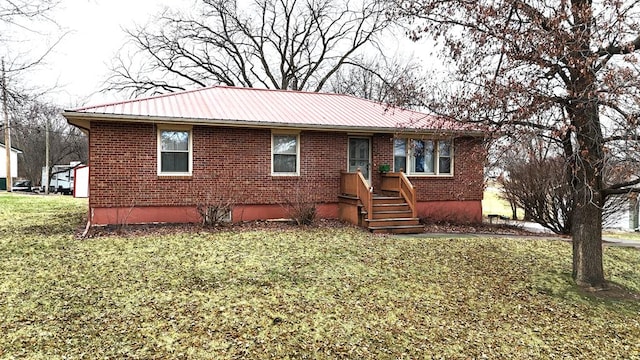 view of front of property featuring a front yard