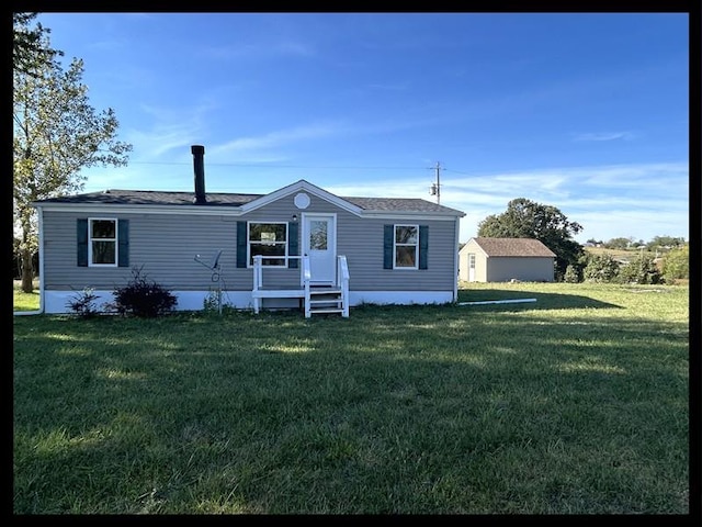 manufactured / mobile home featuring a front yard