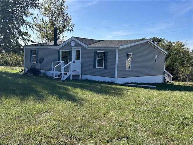 manufactured / mobile home featuring a front lawn