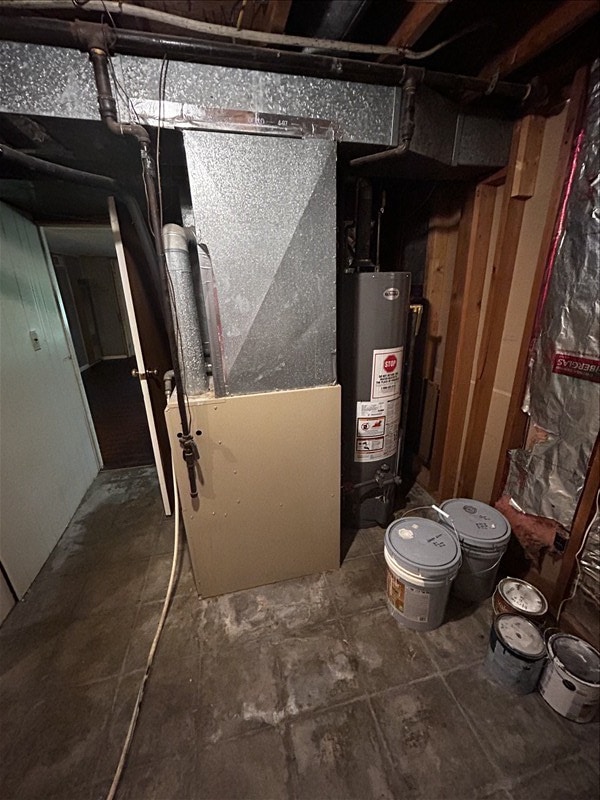 804 Maple Ln, Macon, MO 63552 - utility room with gas water heater