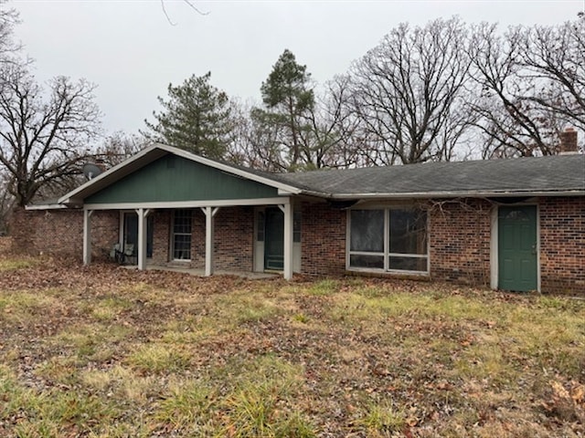 single story home featuring a front yard