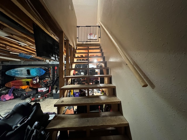 1203 E Randolph St, Kirksville, MO 63501 - stairs featuring a textured wall