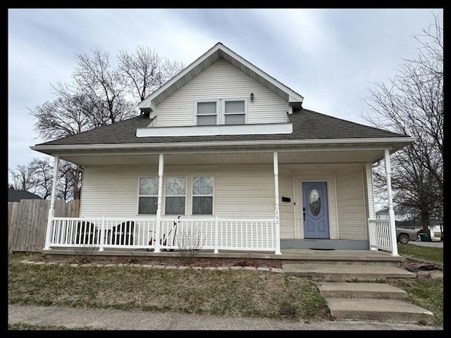 302 Jackson St, Macon, MO 63552 - bungalow-style home with covered porch and fence