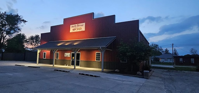 100 Pleasant St, Cincinnati, IA 52549 - view of front of home featuring a metal roof