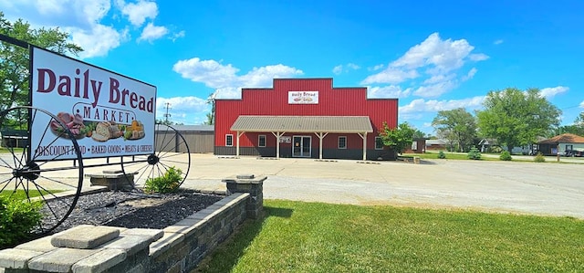 100 Pleasant St, Cincinnati, IA 52549 - view of building exterior with uncovered parking