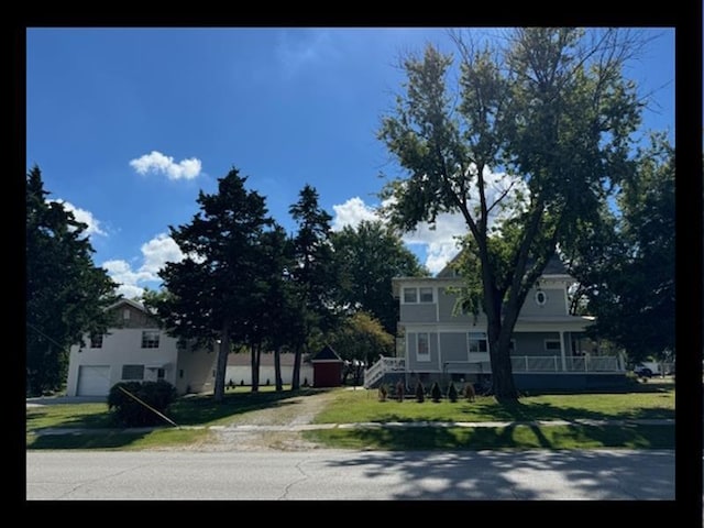 view of front facade featuring a front yard