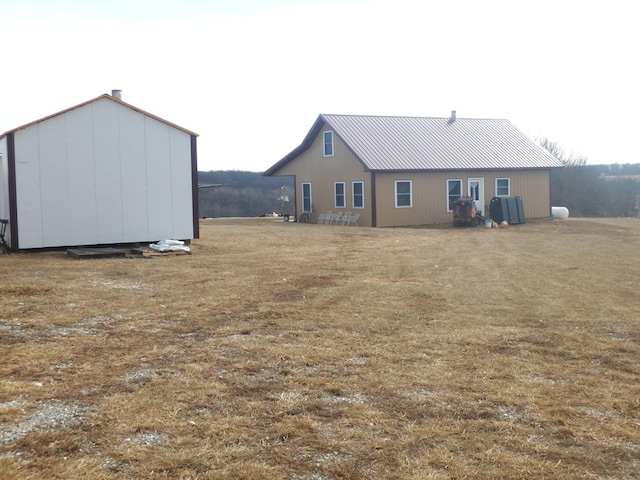 back of house featuring a lawn