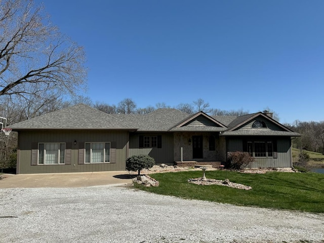 1516 W Missouri St, Kirksville, MO 63501 - view of front facade with a front lawn, driveway, and roof with shingles