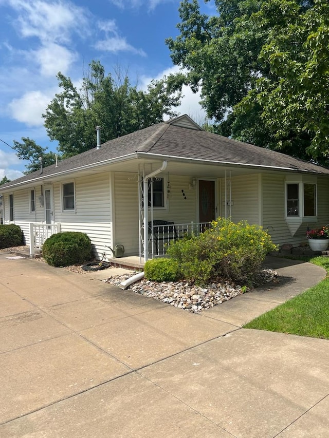 904 E George St, Kirksville, MO 63501 - ranch-style house featuring a porch and a shingled roof