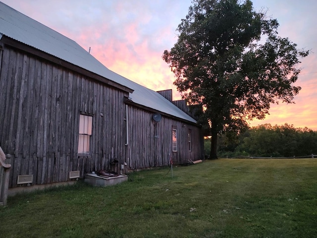 view of yard at dusk