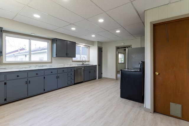 516 Barrow St, Moberly, MO 65270 - kitchen with stainless steel appliances, light wood finished floors, light countertops, a sink, and baseboards