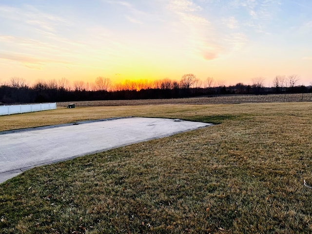 view of yard at dusk