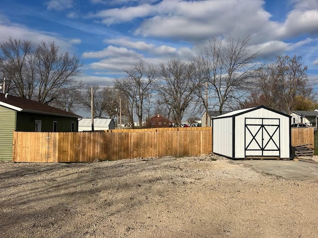 view of yard featuring a shed